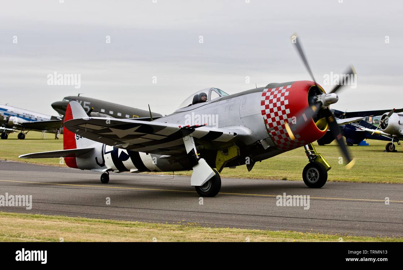 República P-47D Thunderbolt (G-THUN) a Daks sobre Normandía Airshow en el Museo Imperial de la guerra, Duxford para conmemorar el 75º aniversario del Día D Foto de stock