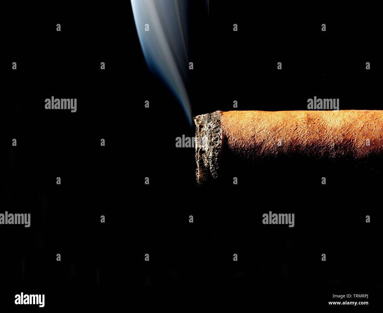 Tabaco habano aislado en un fondo negro Foto de stock