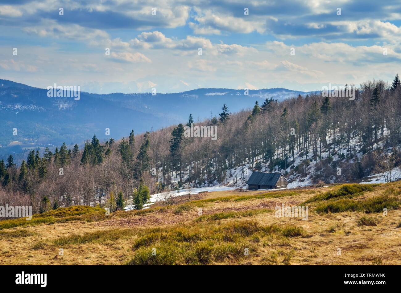 Muelle de fabulosos paisajes de montaña. Cabaña de madera en un claro sobre una colina. Foto de stock