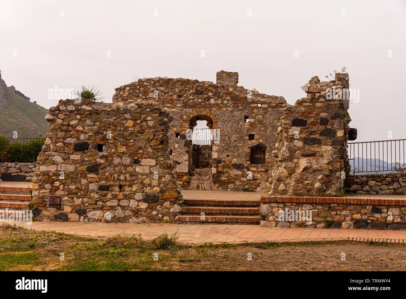 Saracens fortaleza en Castelmola, Sicilia Foto de stock