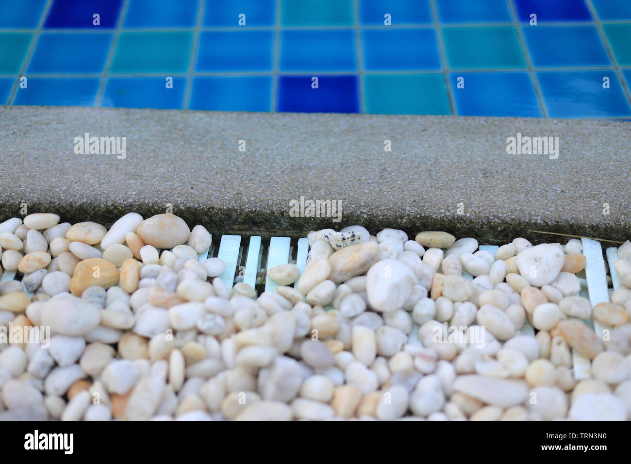 Rejilla De Piscina Cubierta Con Guijarros Blancos Redondos De Río. Sistema  De Desagüe De Césped Y Pileta Separados Cubiertos Con Piedra Blanca.  Sistema De Drenaje Para Piscinas De Hermoso Diseño. Fotos, retratos