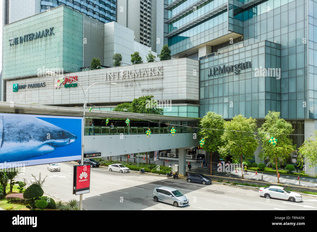 Kuala Lumpur, Malasia - Junio 7,2019 : vista escénica del Mall Intermark Kuala Lumpur,las personas pueden verse explorando alrededor de ella. Foto de stock