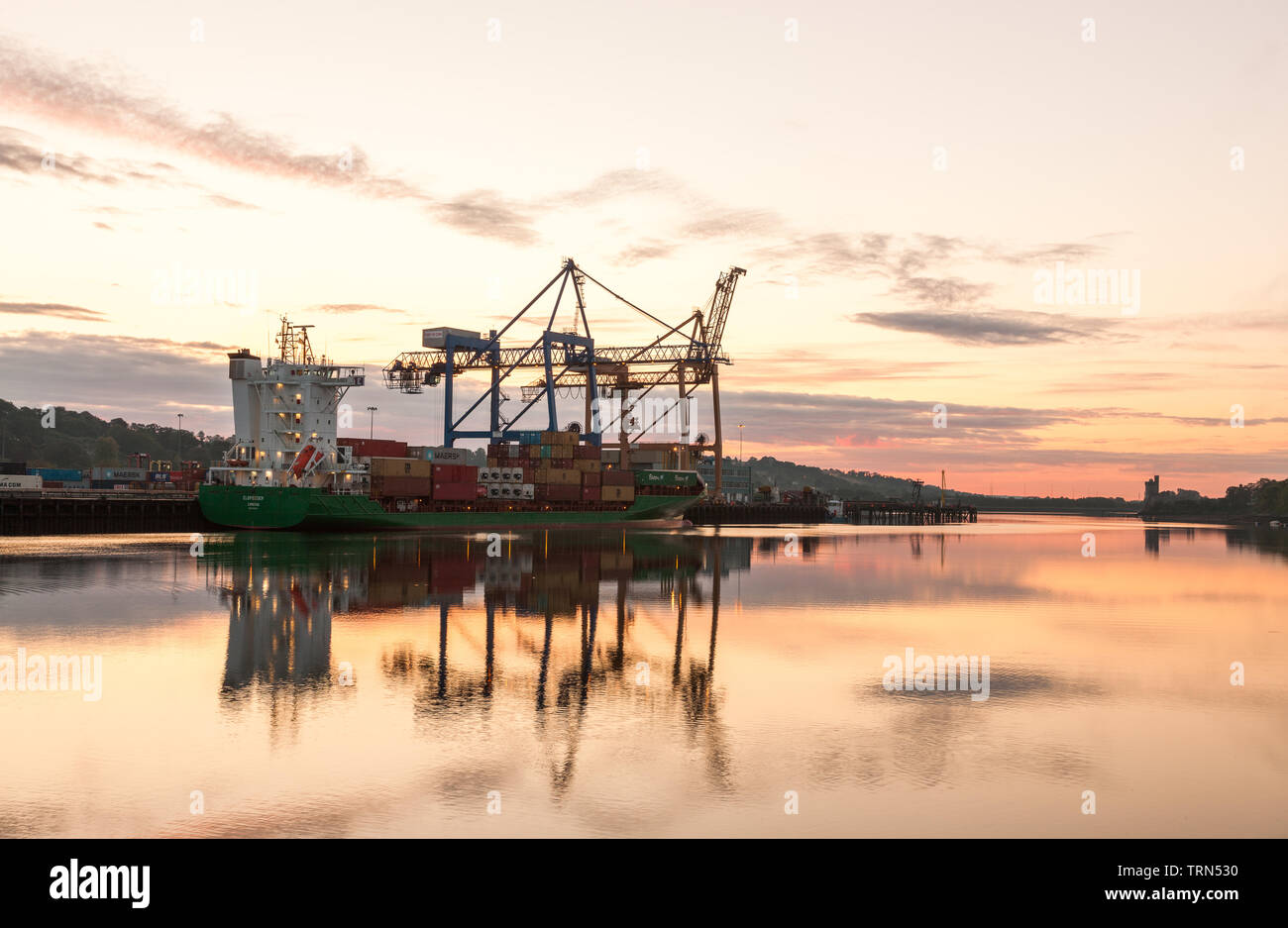 Tivoli, Cork, Irlanda. 10 de junio de 2019. Una luminosa mañana de verano como el carguero Elbffeder contenedores de carga para la exportación antes del amanecer en Tivoli atraca en Cork, Irlanda. Crédito; David Creedon / Alamy Live News Foto de stock