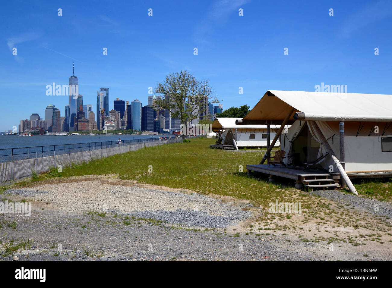 Glamping carpas en Governors Island, en la Ciudad de Nueva York Foto de stock