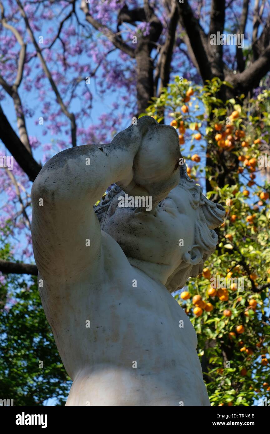 Estatua en el Jardín de las Delicias, Sevilla Foto de stock