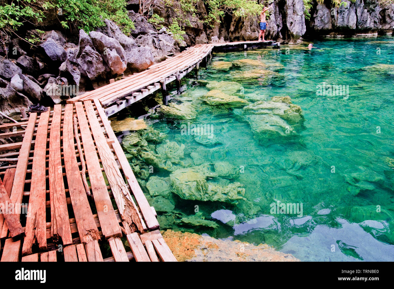 El Kayangan lago es una atraccion turistica por su cristalina agua dulce e impresionantes formaciones rocosas. Ideal para los buceadores y submarinistas libre. Foto de stock