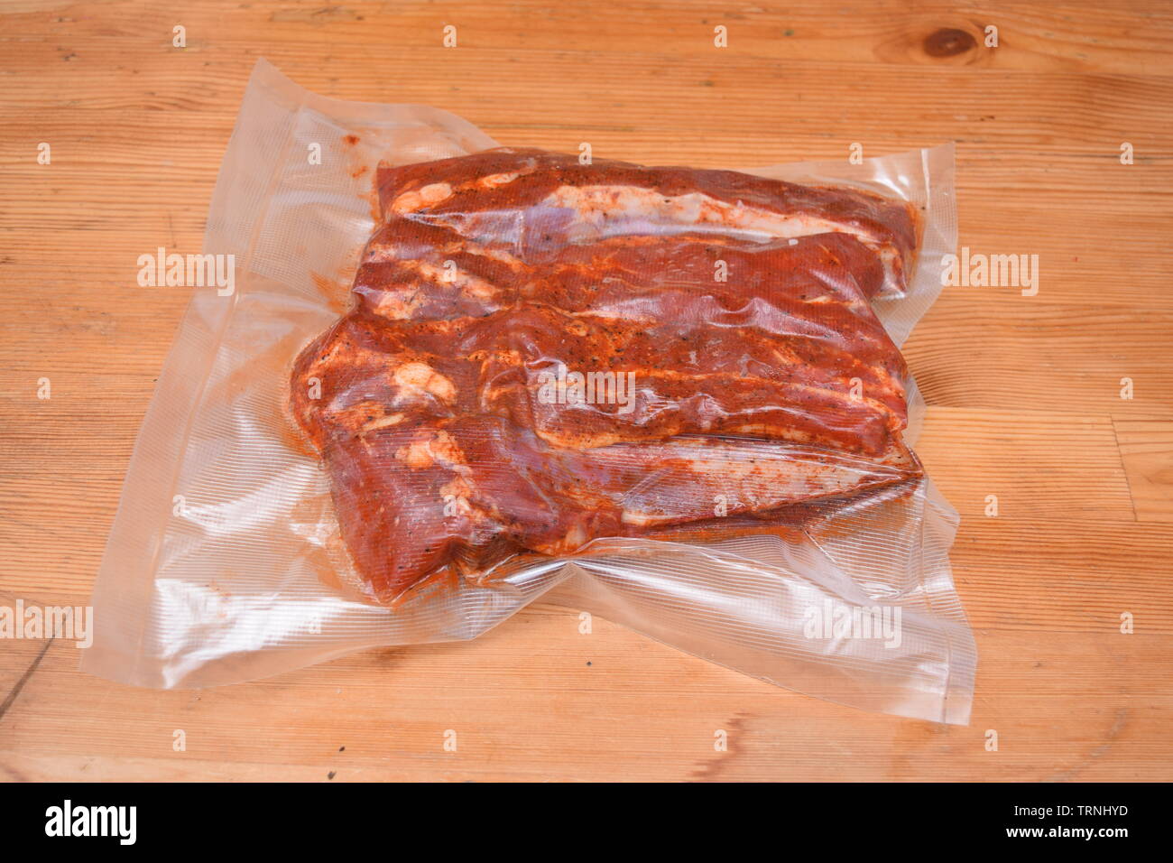 Mono Caballero Muy lejos Cerrar vista de costillas de cerdo crudo marinado en una bolsa de vacío de  plástico Fotografía de stock - Alamy