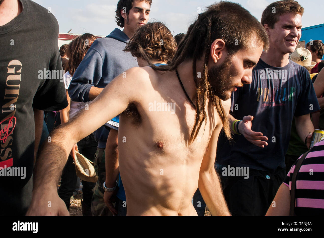 Chico con pecho desnudo y temidas bailando en Anti-sonar libre ilegal squat  fiesta rave fuera de sonar Festival, Barcelona, España Fotografía de stock  - Alamy