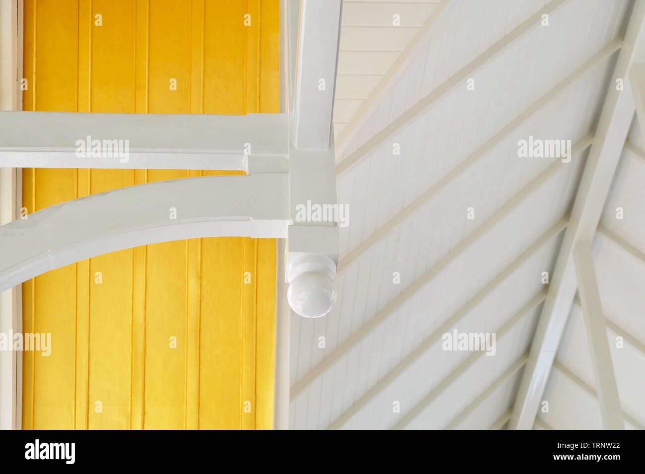 apretón Íncubo Cielo Diseño interior de la casa de madera Vintage de la cercha y llaves, vista  desde el suelo al techo Fotografía de stock - Alamy