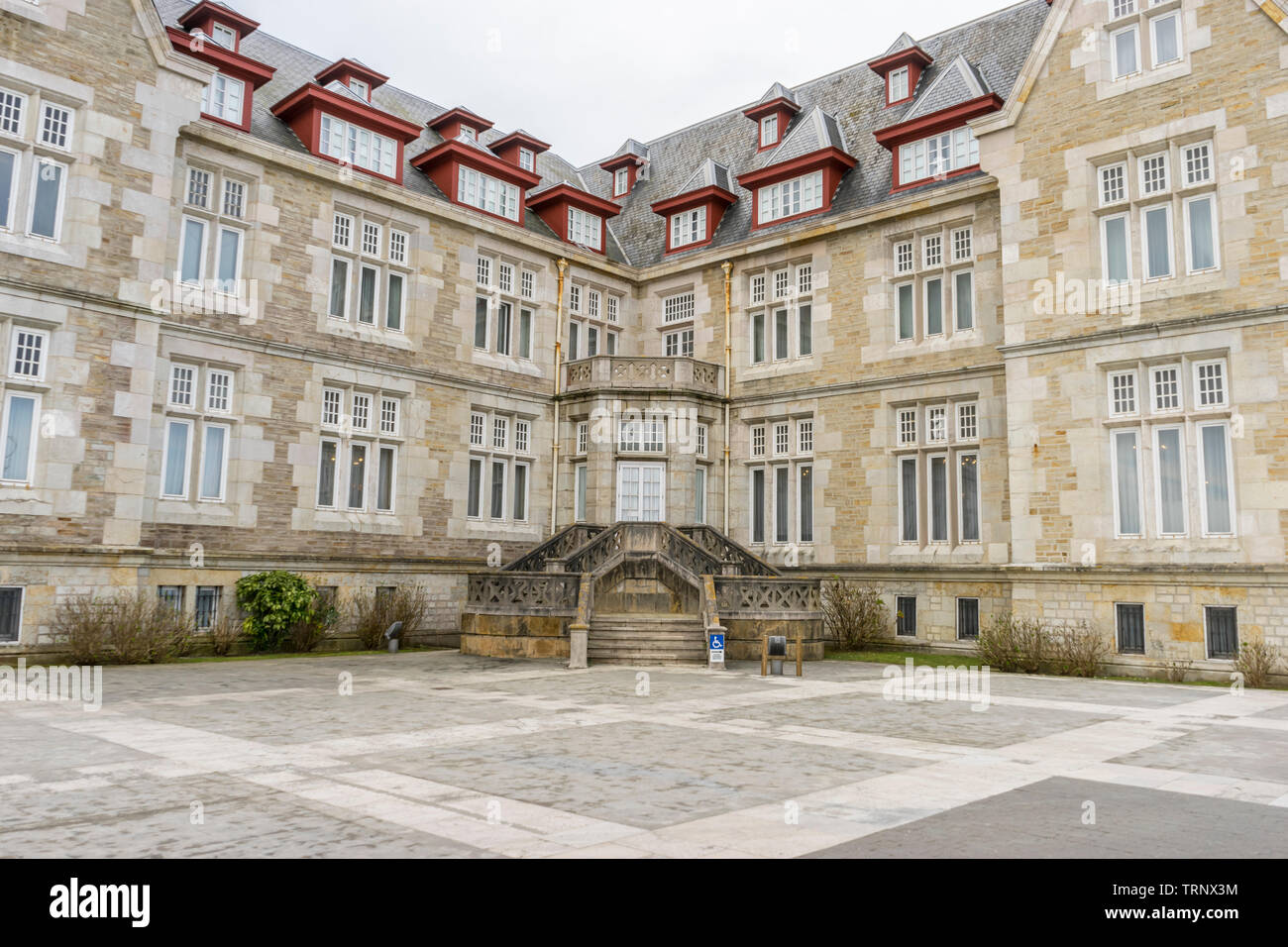 College, el Palacio de la Magdalena en la ciudad de Santander, en el norte de España. Edificio de arquitectura ecléctica y junto a la influencia inglesa Cantabr Foto de stock
