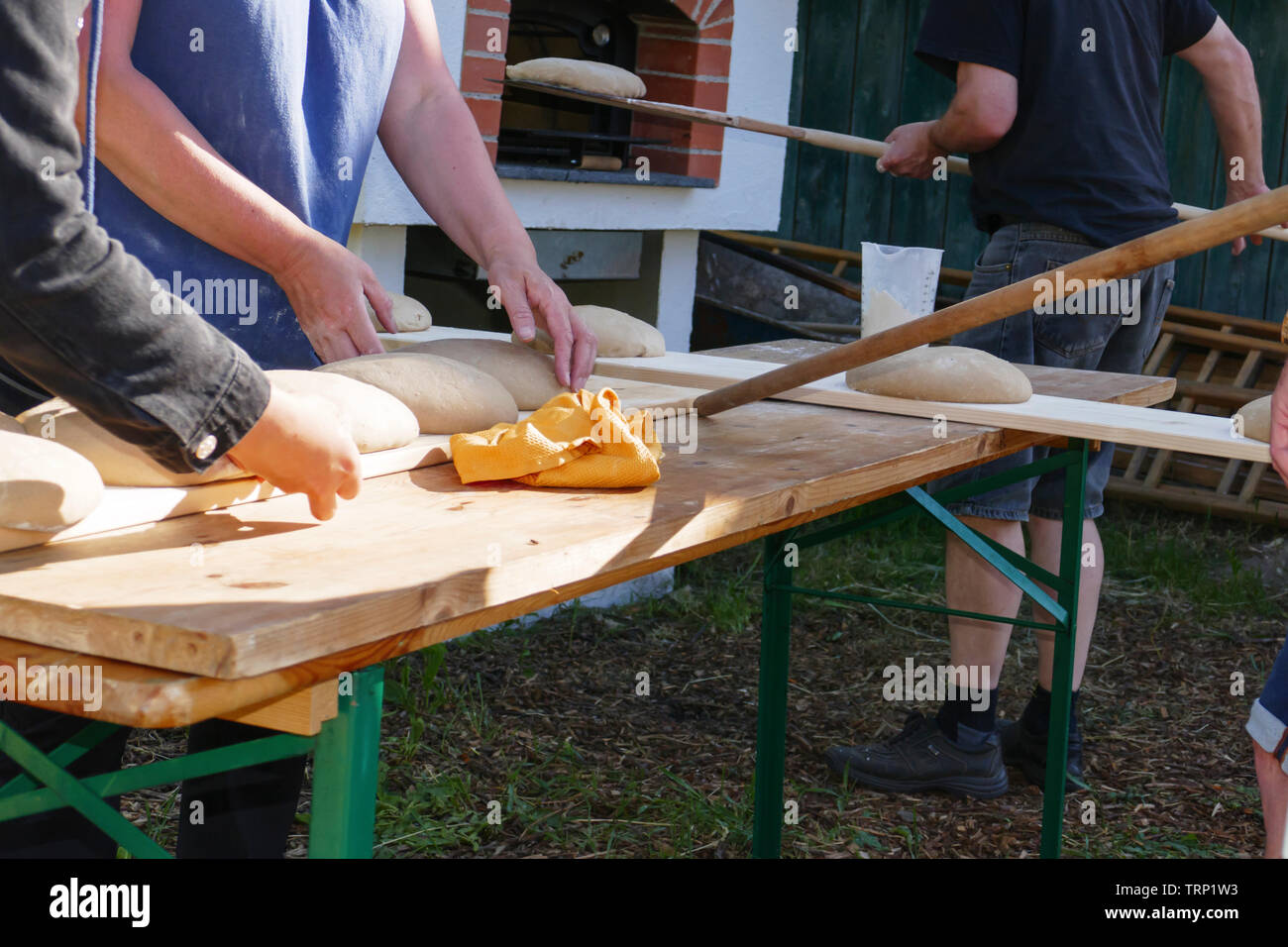 Brot en Laibe, gehen lassen und zum Backen vorbereitet Holzofen im Foto de stock