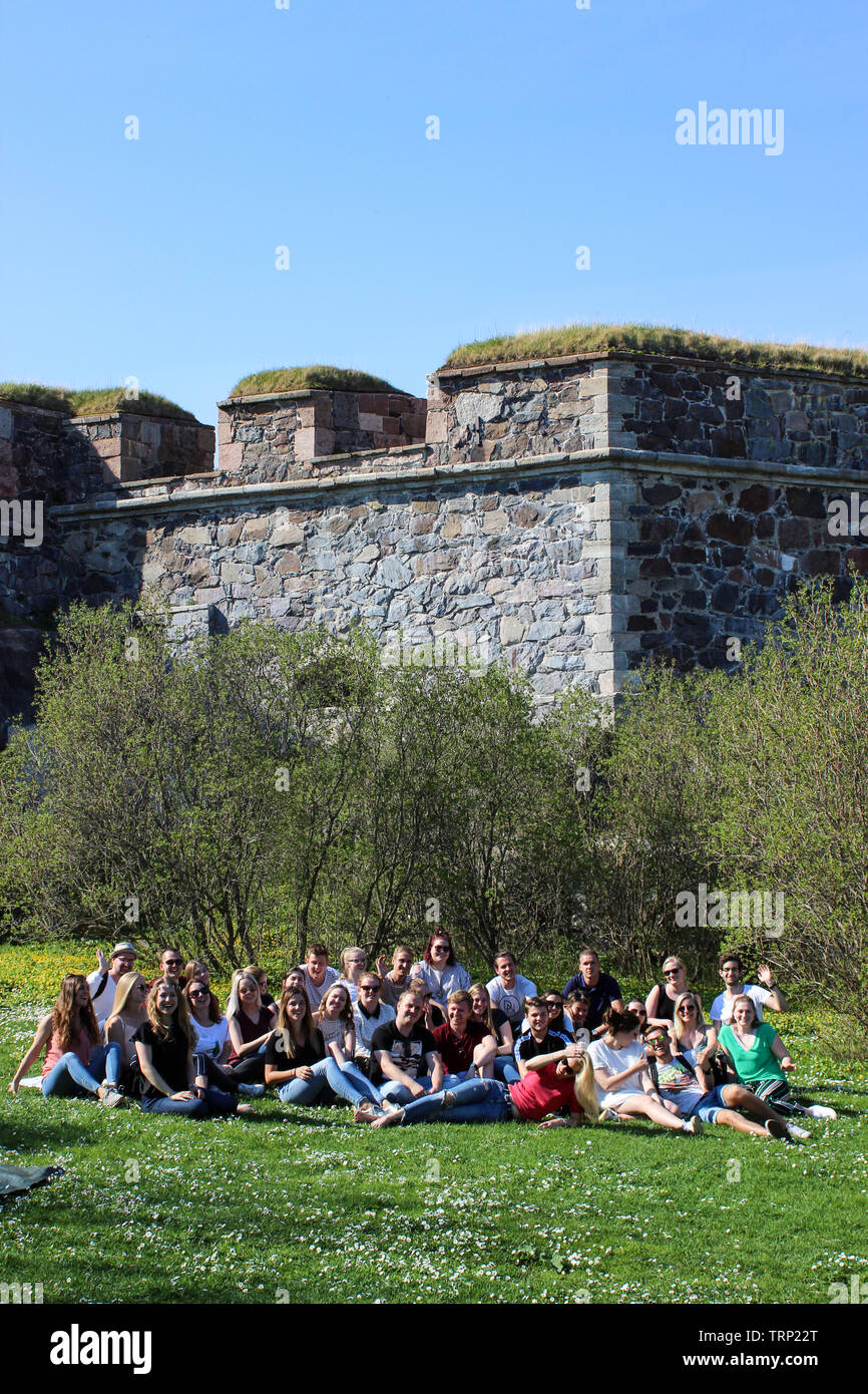 Haaga-Helia universidad de ciencias aplicadas de estudiantes en un viaje de campo en la fortaleza de Suomenlinna en Helsinki, Finlandia Foto de stock