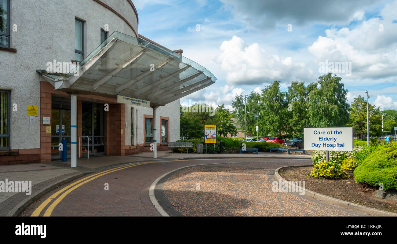 Entrada al Hospital de Día de Atención al Anciano en el Hospital Universitario de Wishaw, North Lanarkshire, Escocia, Reino Unido Foto de stock