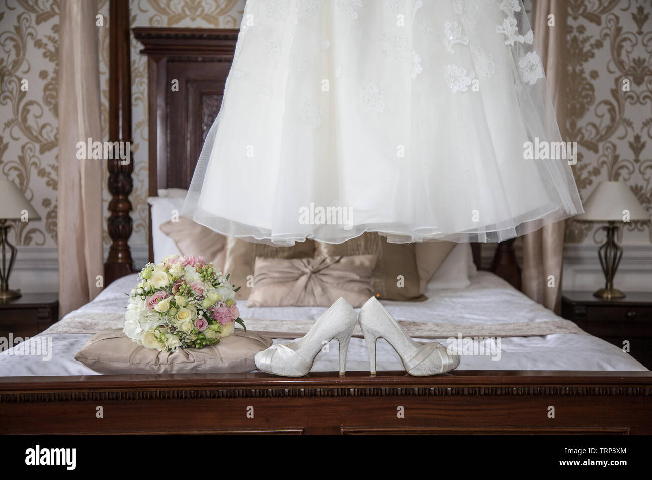 Novias vestido de novia de colgar los y flores en la parte frontal de la foto, esperando a usados por la novia en el día de su boda Fotografía