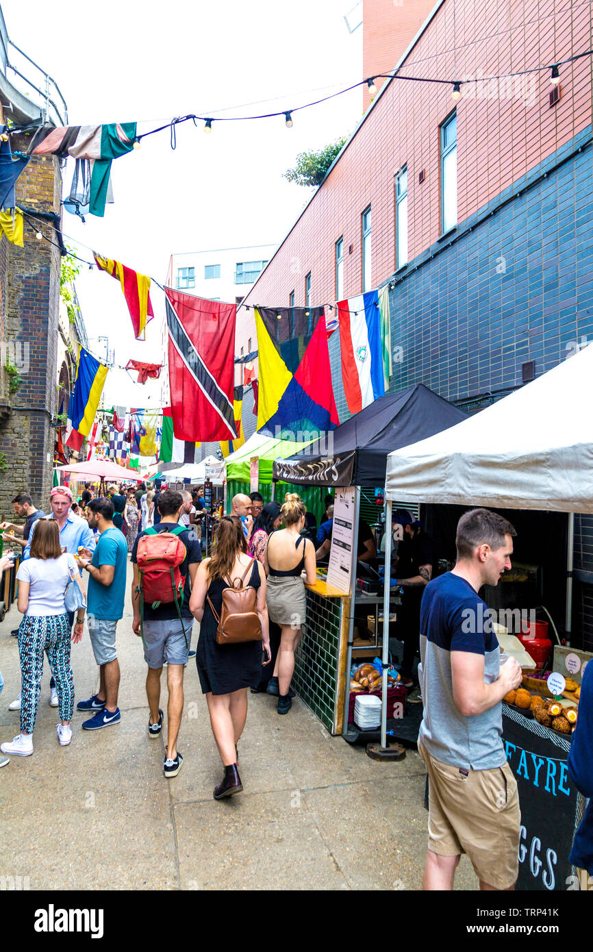 La gente caminando por la calle en Maltby Street Market, Londres, Reino Unido. Foto de stock