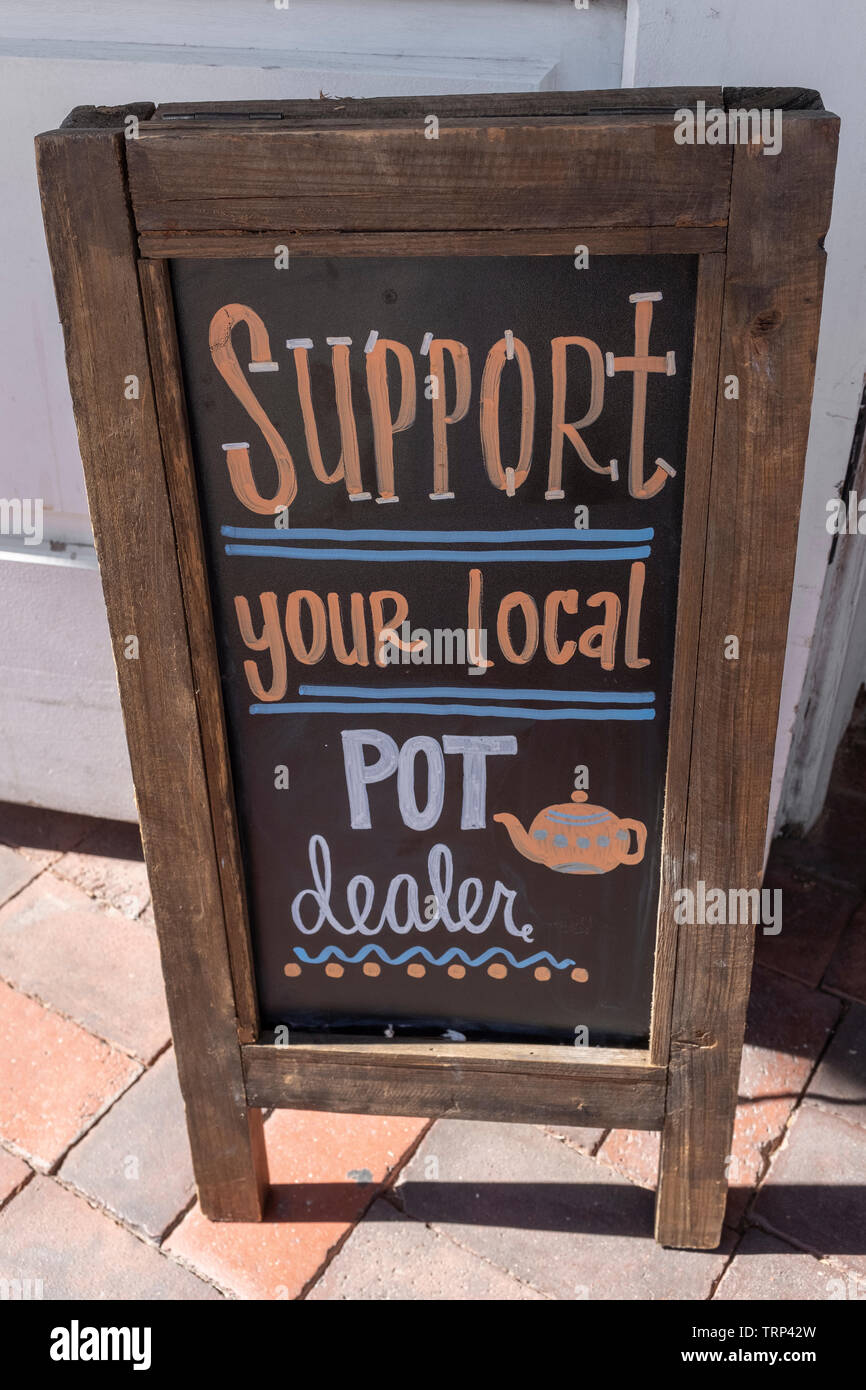 "Apoye a su distribuidor local de pot', signo de tea shop en Old Town, Albuquerque, Nuevo México Foto de stock