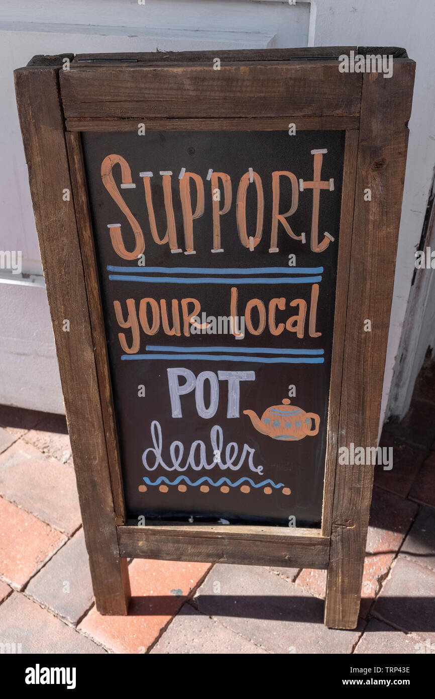"Apoye a su distribuidor local de pot', signo de tea shop en Old Town, Albuquerque, Nuevo México Foto de stock