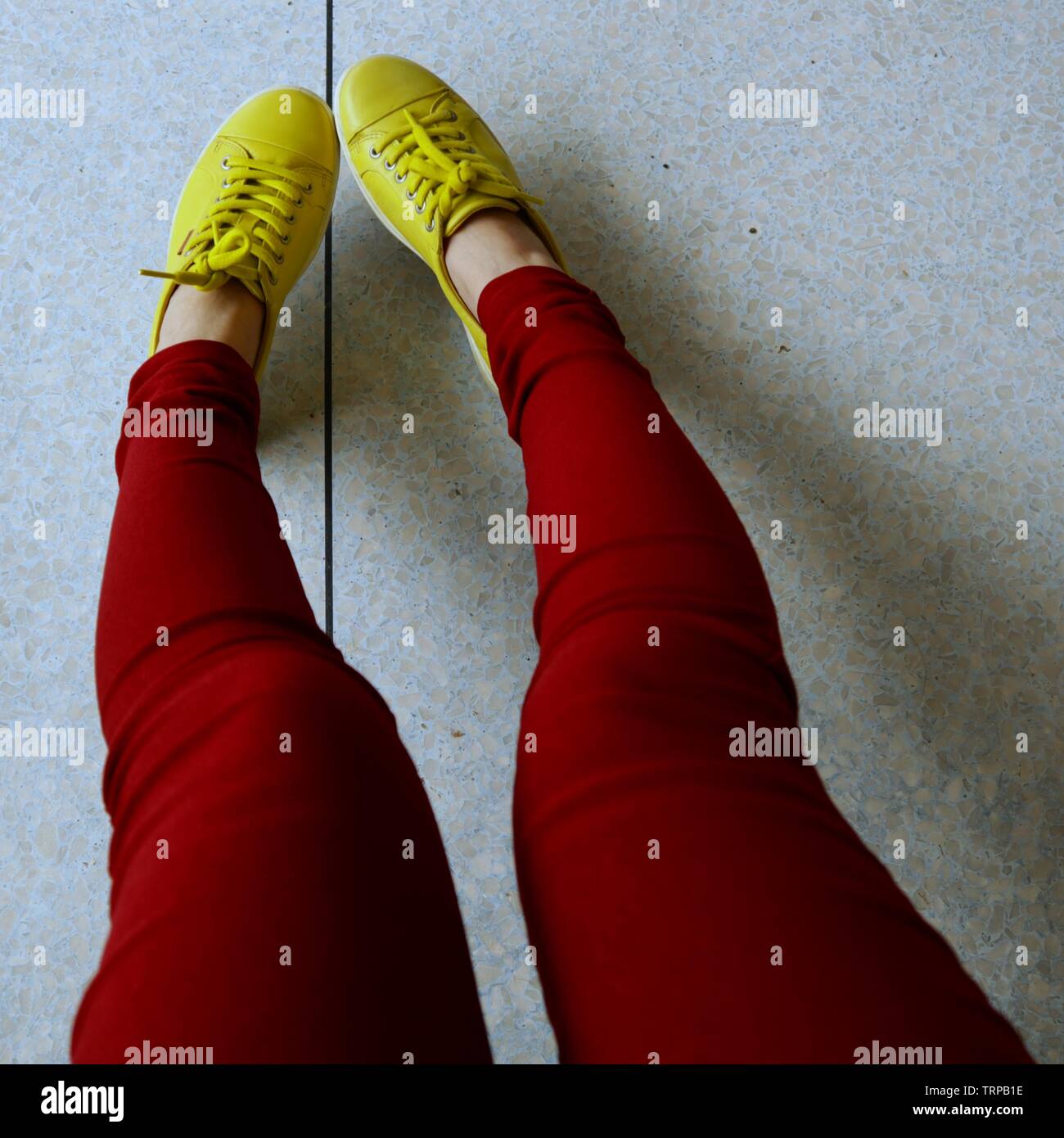 Pantalon rojo fotografías e imágenes de alta resolución - Alamy