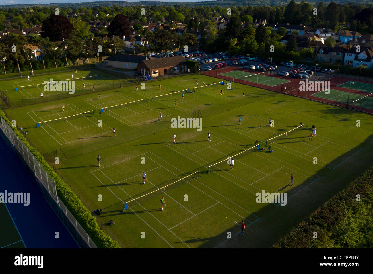 Corte de césped inglés club de tenis desde un avión no tripulado, Oxford, Inglaterra Foto de stock