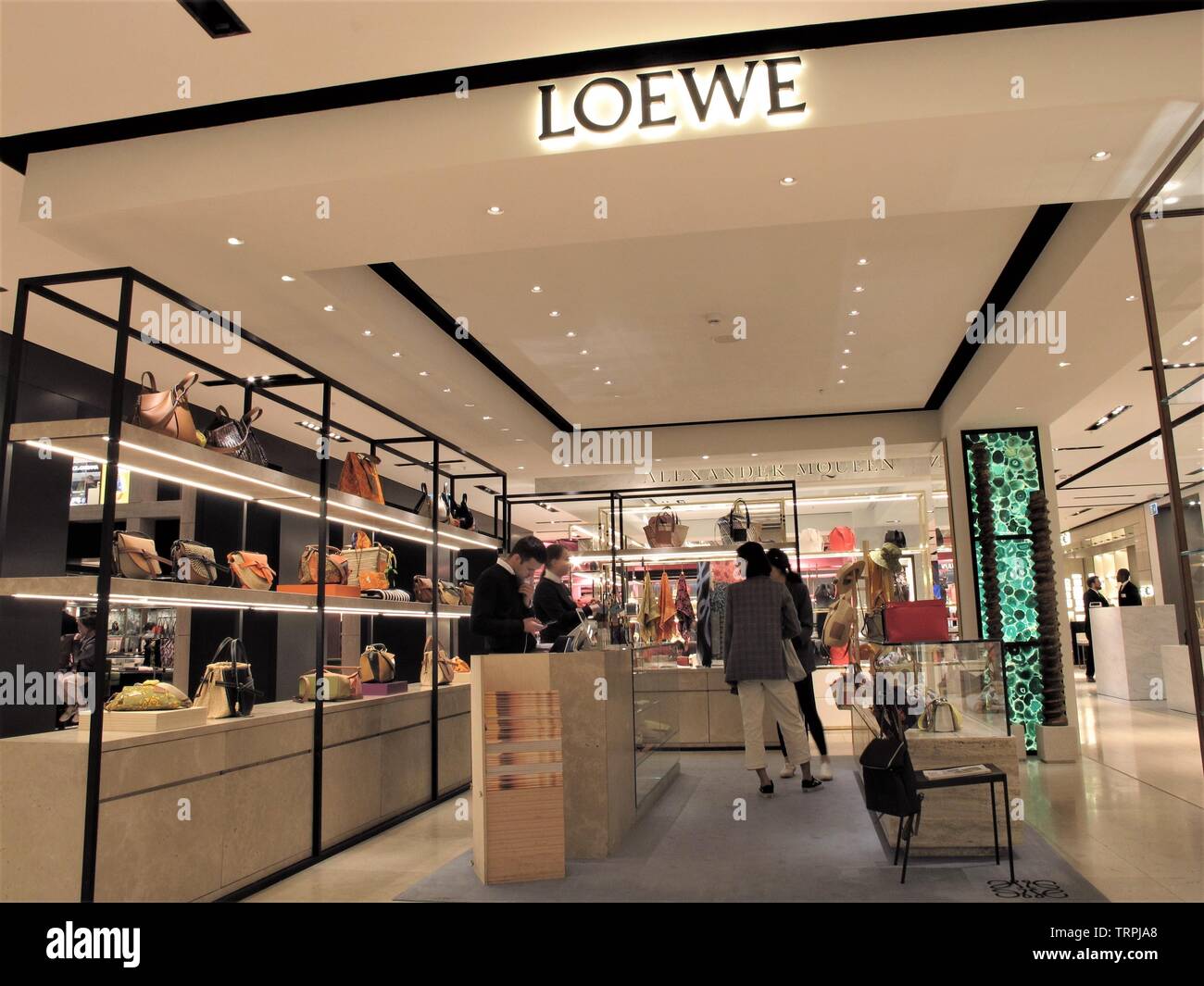 Bolsos de Loewe la Rinascente tienda moda en Roma Fotografía de stock - Alamy