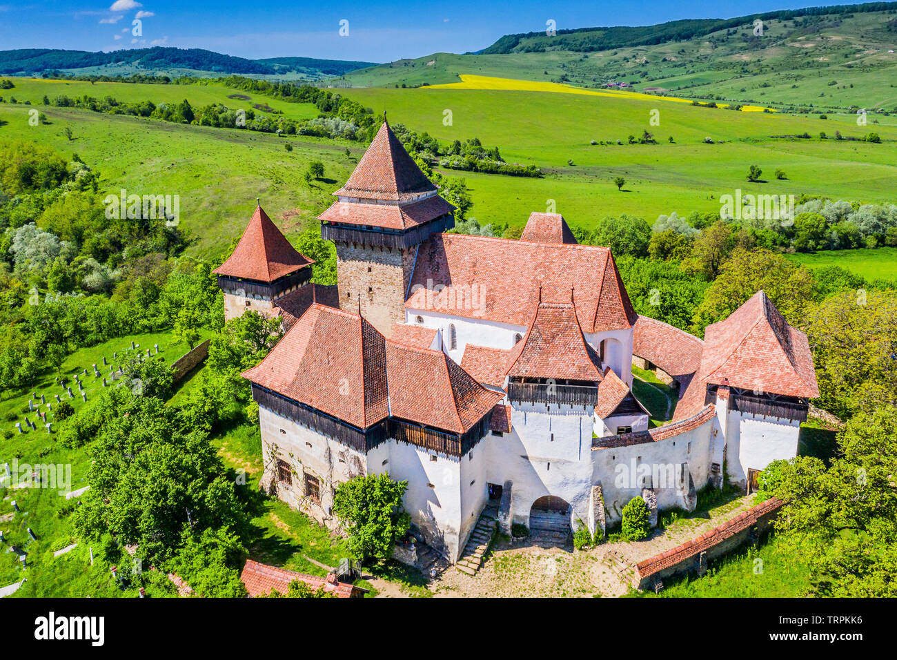 Viscri, Brasov. Iglesia fortificada en Transilvania, Rumania. Foto de stock