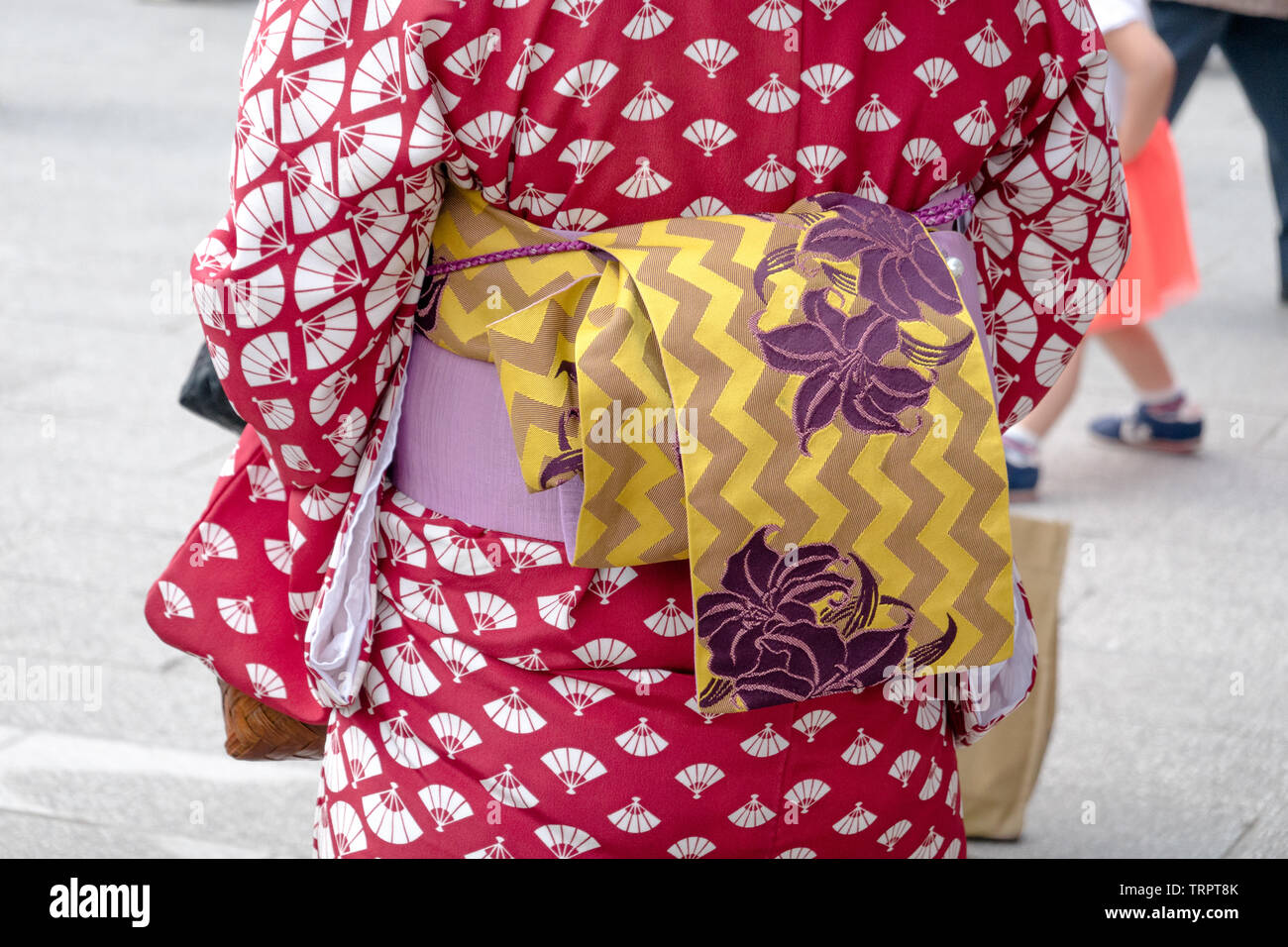 Niña vestidos de kimono japonés de pie en frente del templo Sensoji en  Tokio, Japón. Kimono es una prenda tradicional japonesa. La palabra 'Kimono',  w Fotografía de stock - Alamy