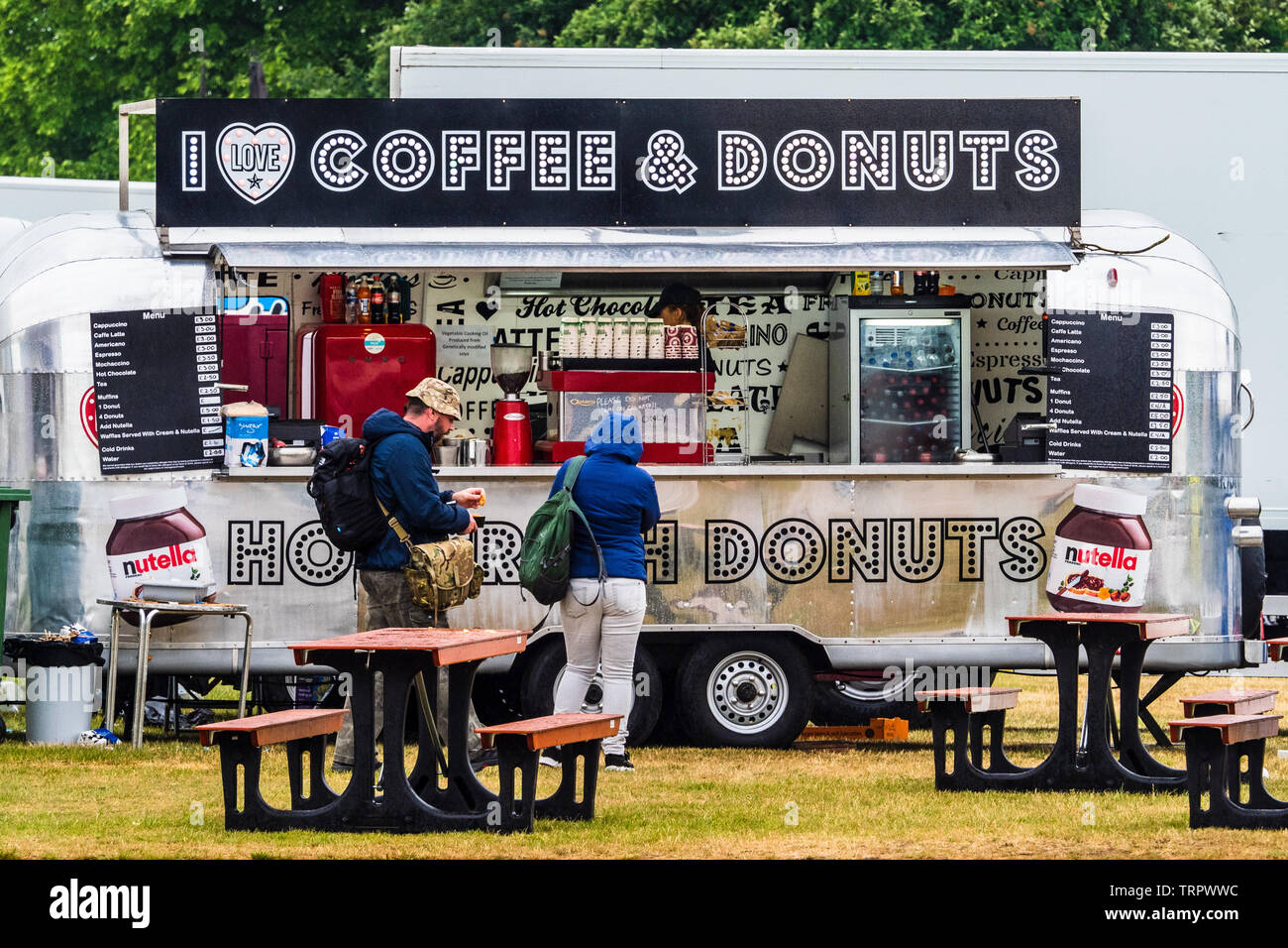 Café y donuts puesto de comida en un evento al aire libre. Café y Donuts Street Food Stand. Foto de stock
