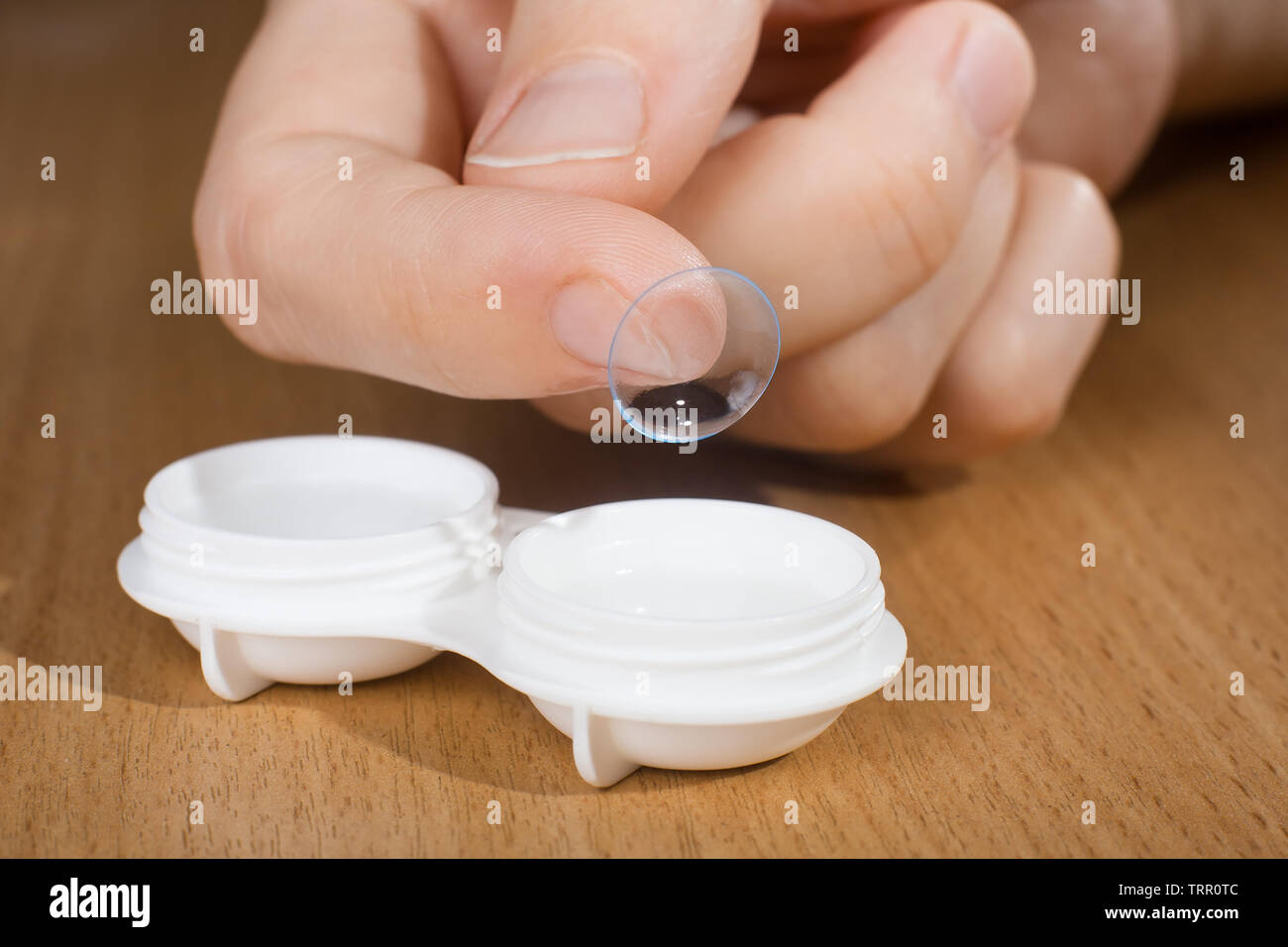 Mano de mujer sosteniendo closeup, lentes de contacto. Foto de stock