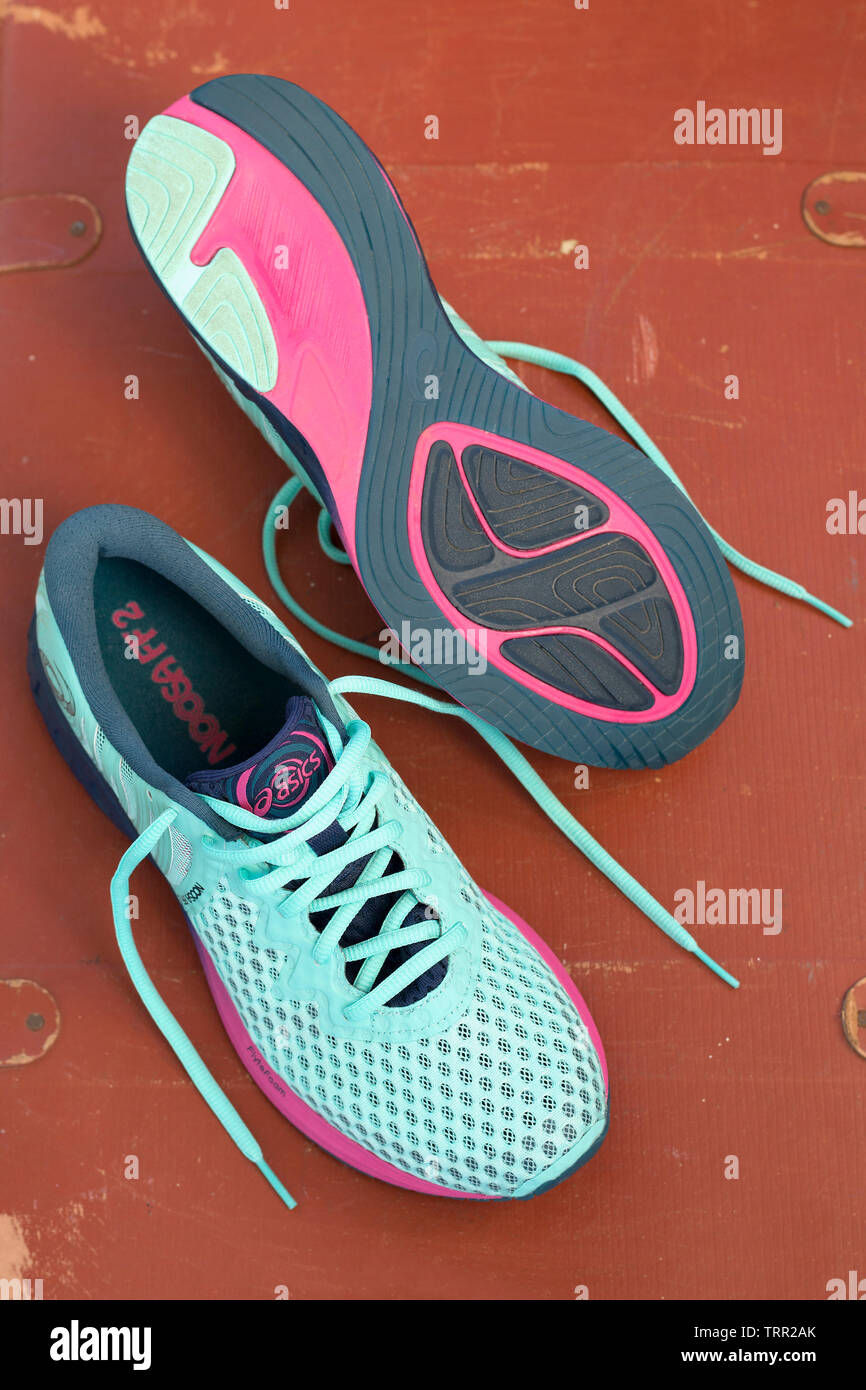 Mujeres Asics NOOSA FF 2 zapatos en azul pálido, azul marino y los colores púrpura para correr. Moscú - Junio de 2019. Zapatos para carreras de larga duración. Imagen vertical Foto de stock