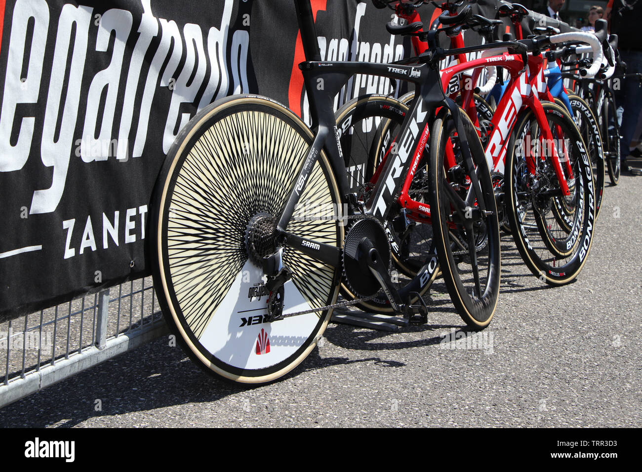 Equipo ciclista profesional Trek bicicletas Segafredo listo para el Time  Trial TT de bicicletas de carretera en Verona la etapa 21 del Giro d'Italia  2019 Ciclismo Cronómetro desde el estadio Fotografía de