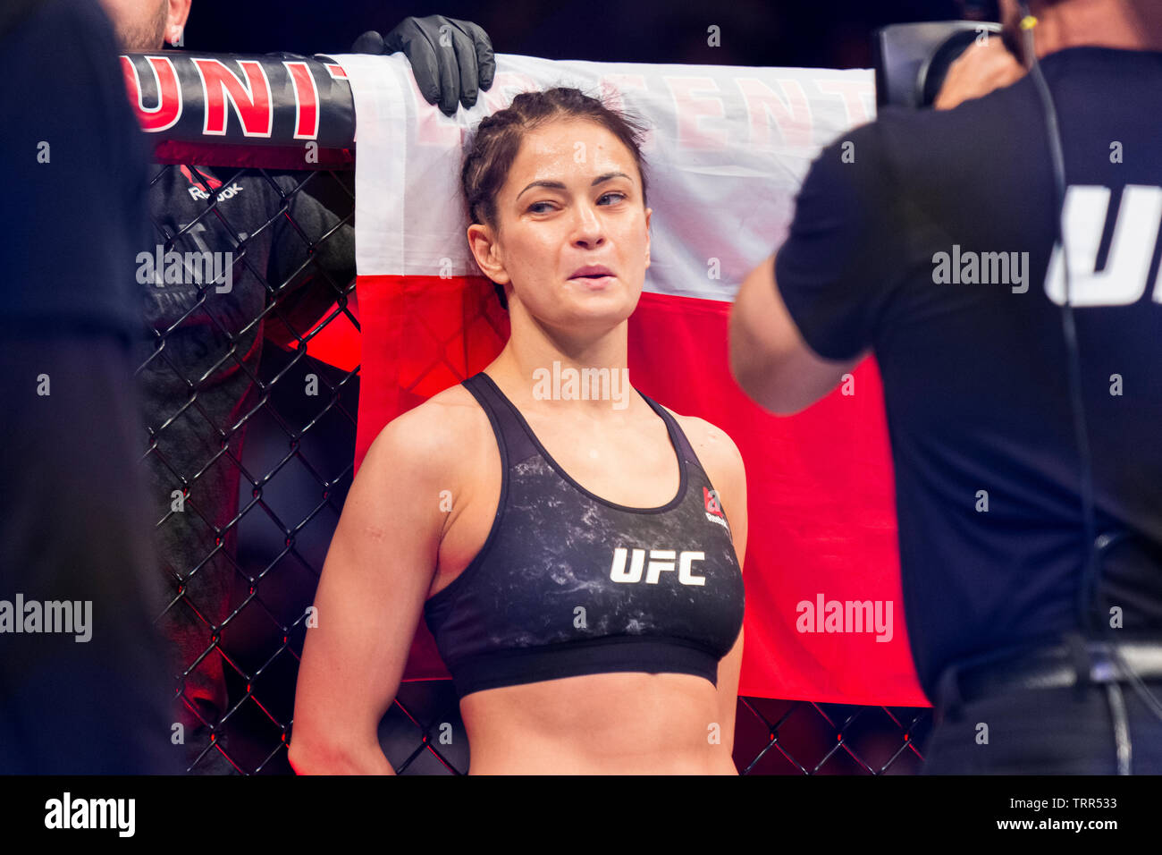 Chicago, IL, Estados Unidos - 8 de junio de 2019: Karolina Kowalkiewicz  luchando contra Alexa Grasso durante UFC 238 en el United Center Fotografía  de stock - Alamy