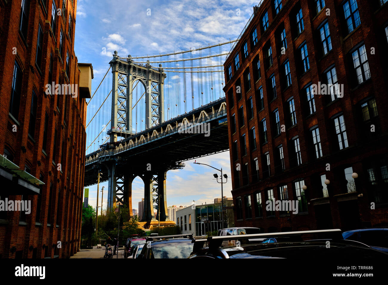 La foto es el Manhattan Bridge, Dumbo de calles adoquinadas en Brooklyn, Nueva York, Estados Unidos. Foto de stock