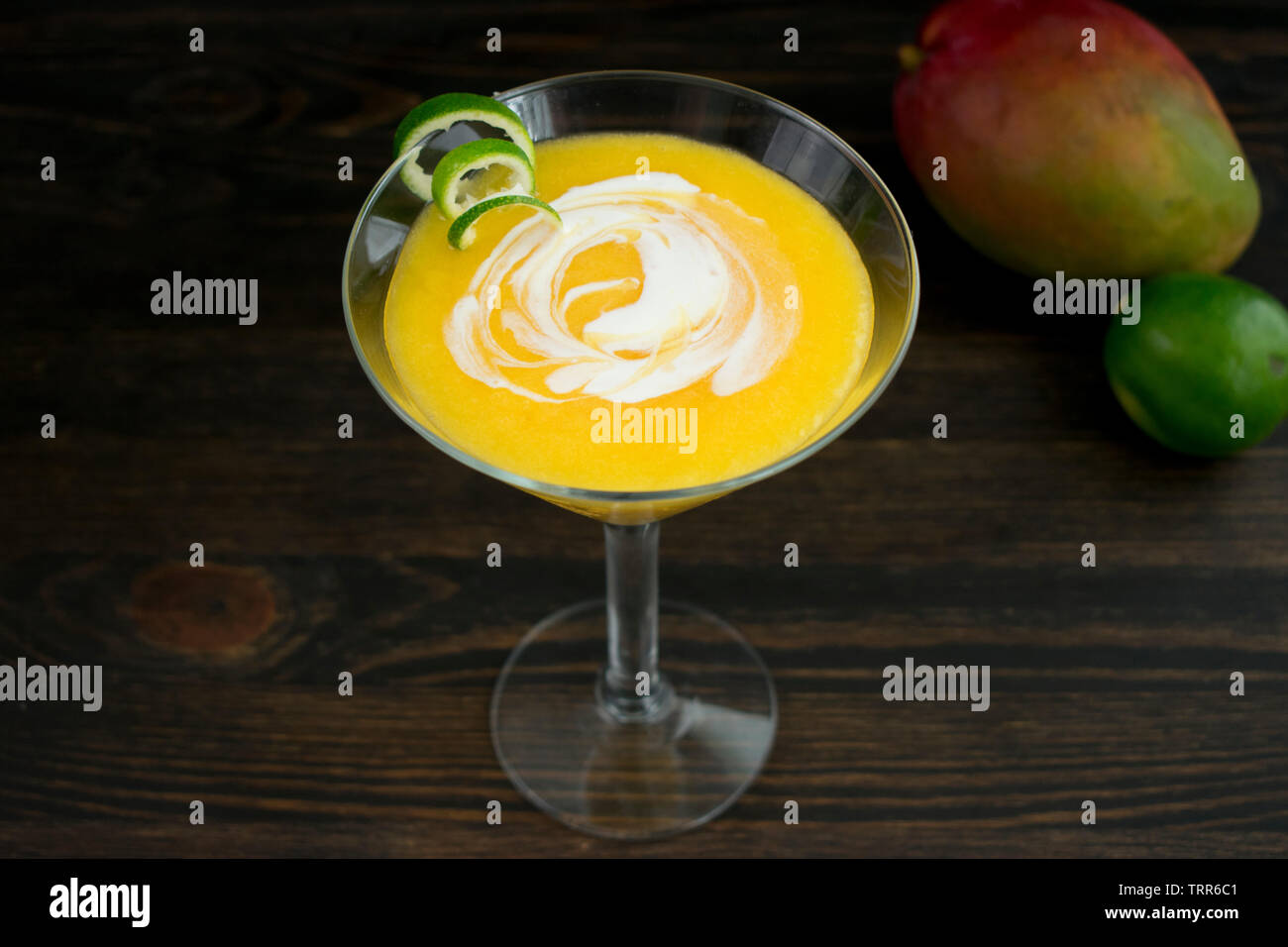 Mango Daiquiri de Coco con un twist de cal Foto de stock