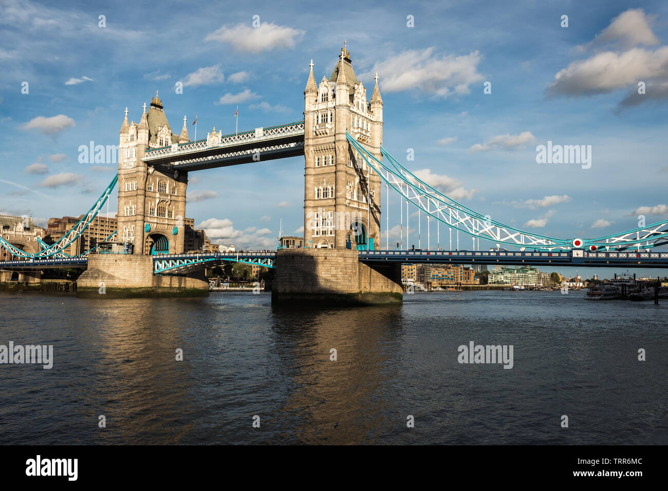 Puente de la torre en la dramática luz del atardecer, Londres, Reino Unido a partir de 2013 Foto de stock