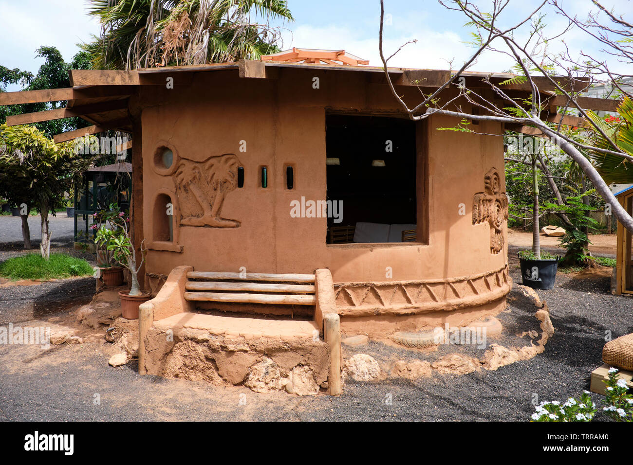 Cob tradicional casa o casa de barro en el interior del Jardín Botánico de Viveiro, en la isla de Sal, Cabo Verde, África Foto de stock