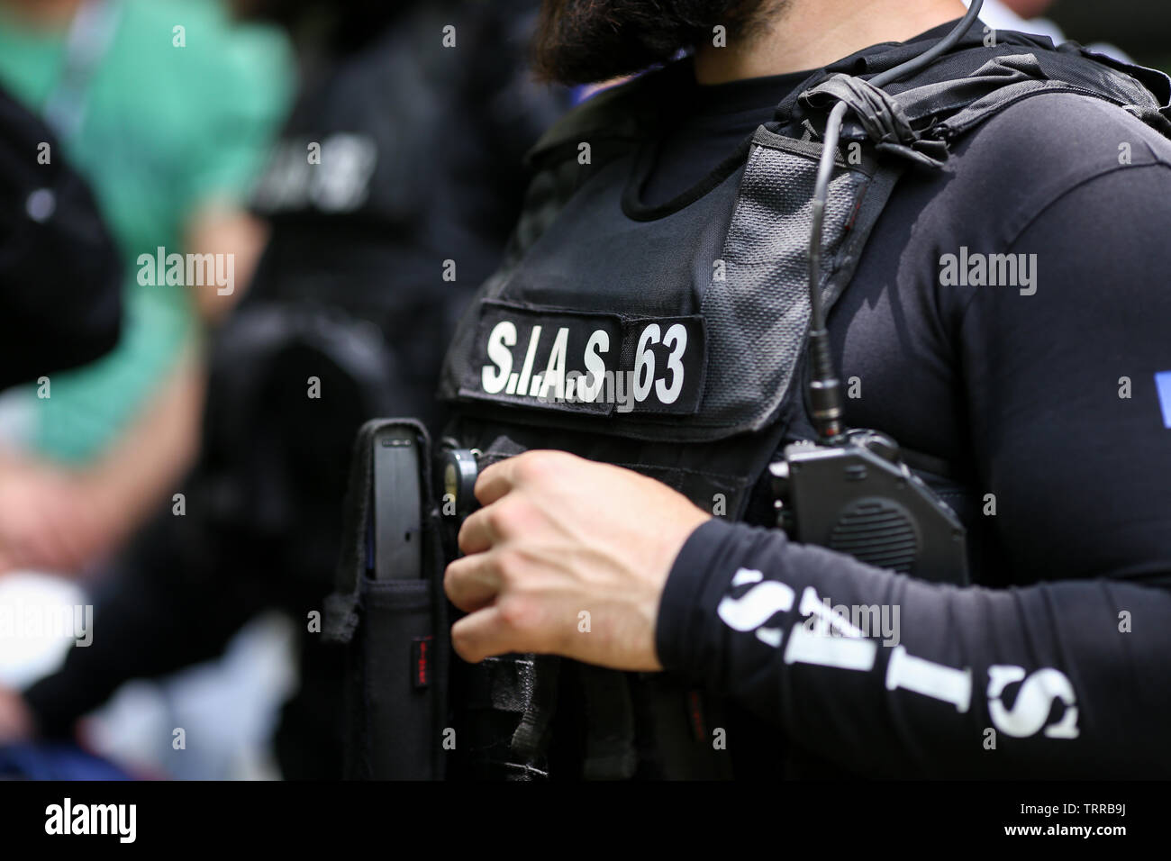 Bucarest, Rumania - Junio 10, 2019: Detalles con el uniforme y kit de seguridad de un rumano SIAS (el servicio de acción especial de la policía rumana Foto de stock