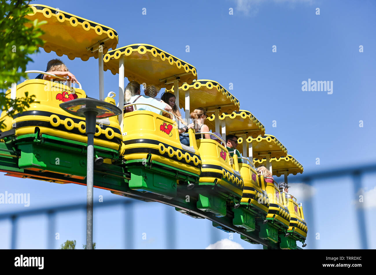 En monorraíl en Legoland Billund, Dinamarca. Este parque temático familiar  abrió sus puertas en 1968 y está integrada por 65 millones de ladrillos LEGO  Fotografía de stock - Alamy