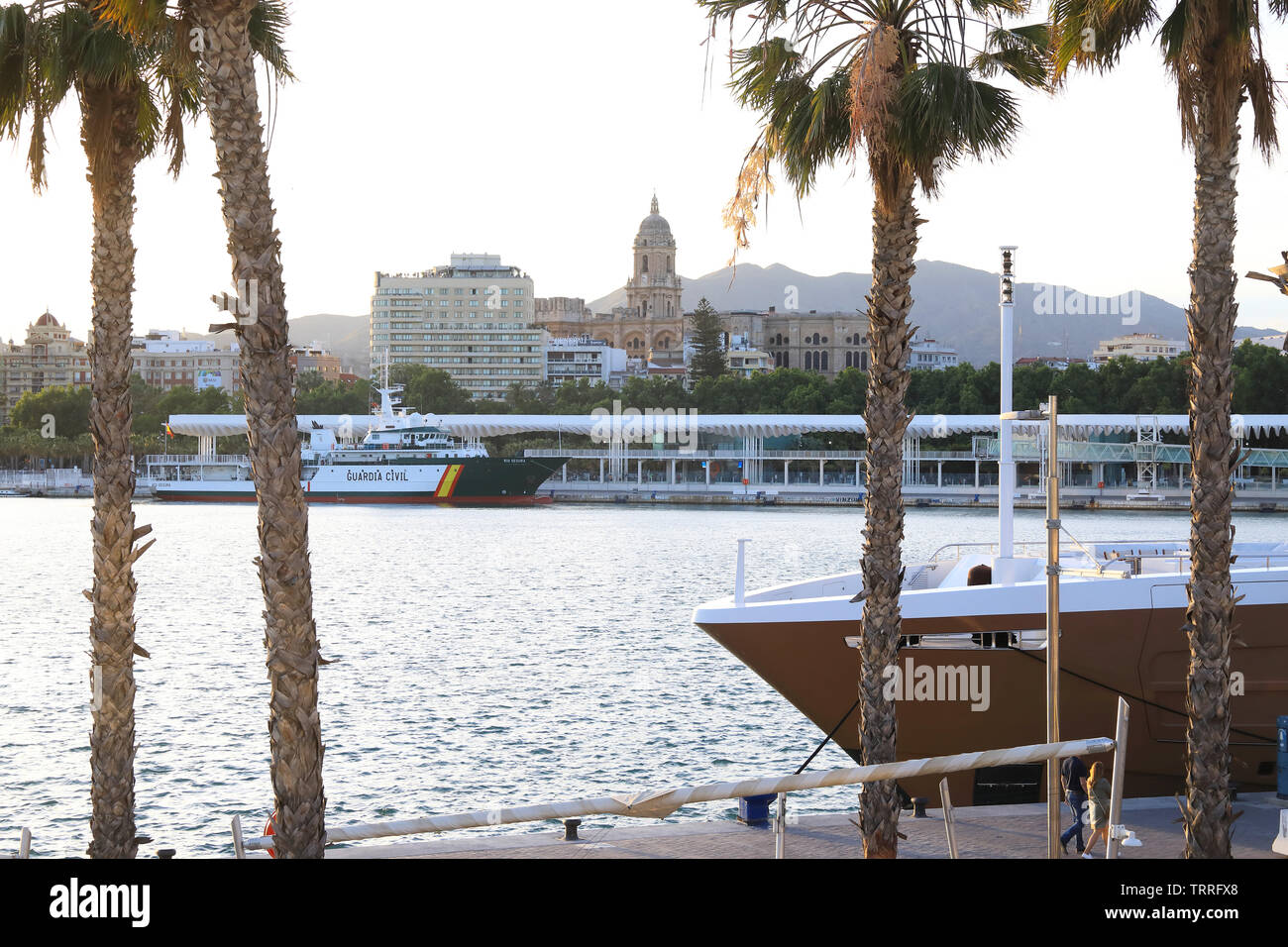 Atardecer en el elegante puerto en la ciudad de Málaga, en la Costa del Sol, en Andalucía, en España, Europa Foto de stock