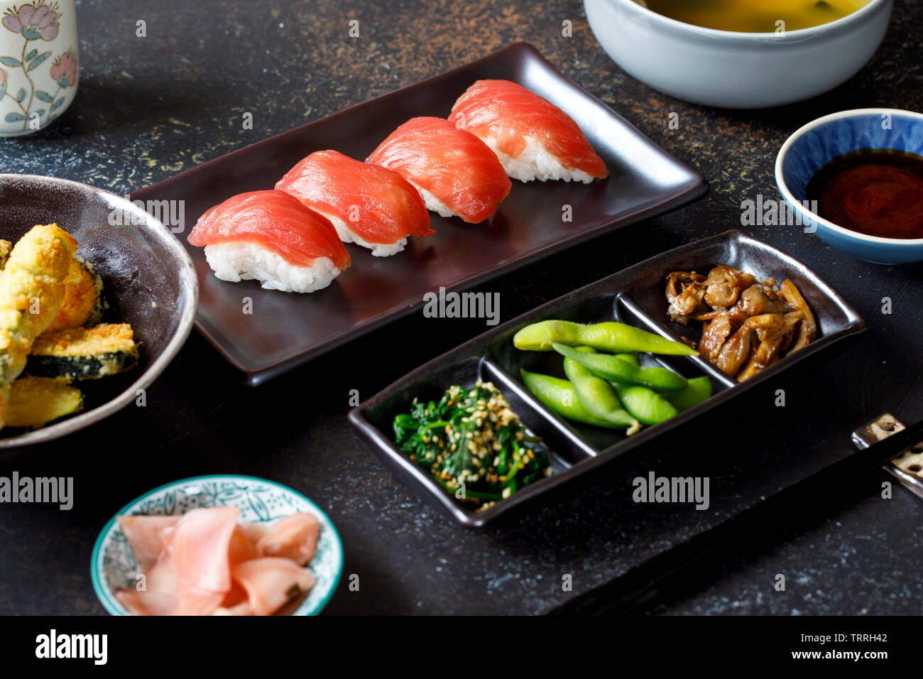 Comida japonesa con sushi y verduras Foto de stock
