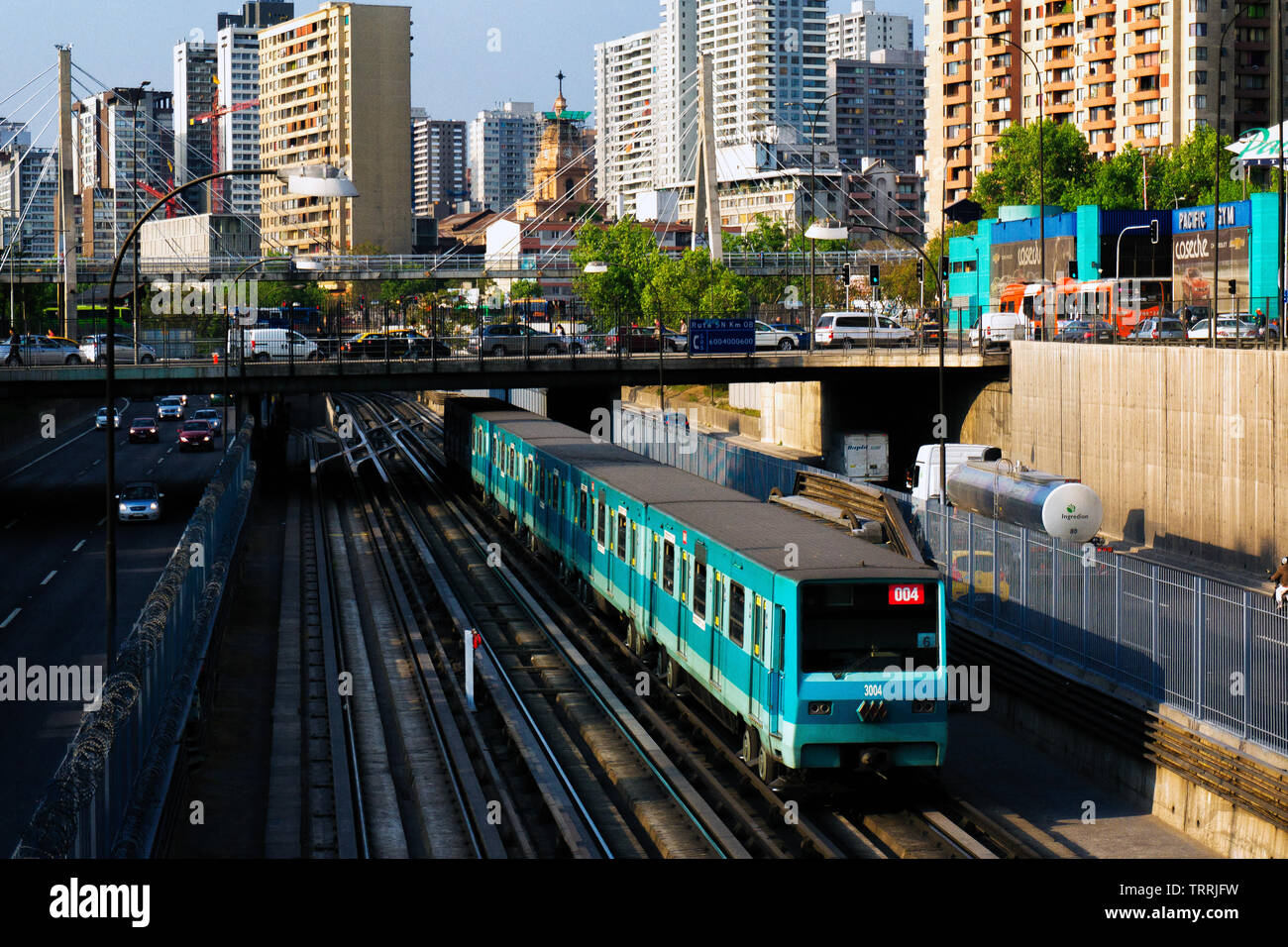 SANTIAGO, CHILE - Octubre 2015: un tren del Metro de Santiago lleva al centro en la estación Santa Ana Foto de stock