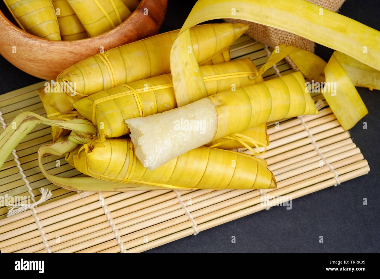 Suman sa Ibos, un tradicional pastel de arroz pegajoso envuelto en hojas de buli Foto de stock