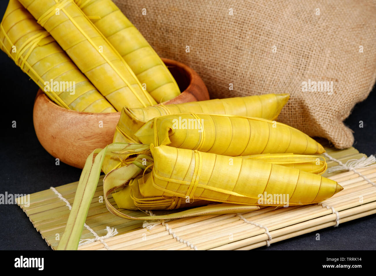 Suman sa Ibos, un tradicional pastel de arroz pegajoso envuelto en hojas de buli Foto de stock