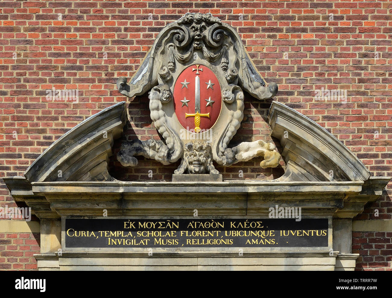De haarlem, Holanda - Agosto 06, 2013: ornamentales frontón de la puerta de entrada a la ciudad de Haarlem, escudo de armas en un antiguo hogar de los hombres, ahora Frans Hals m Foto de stock