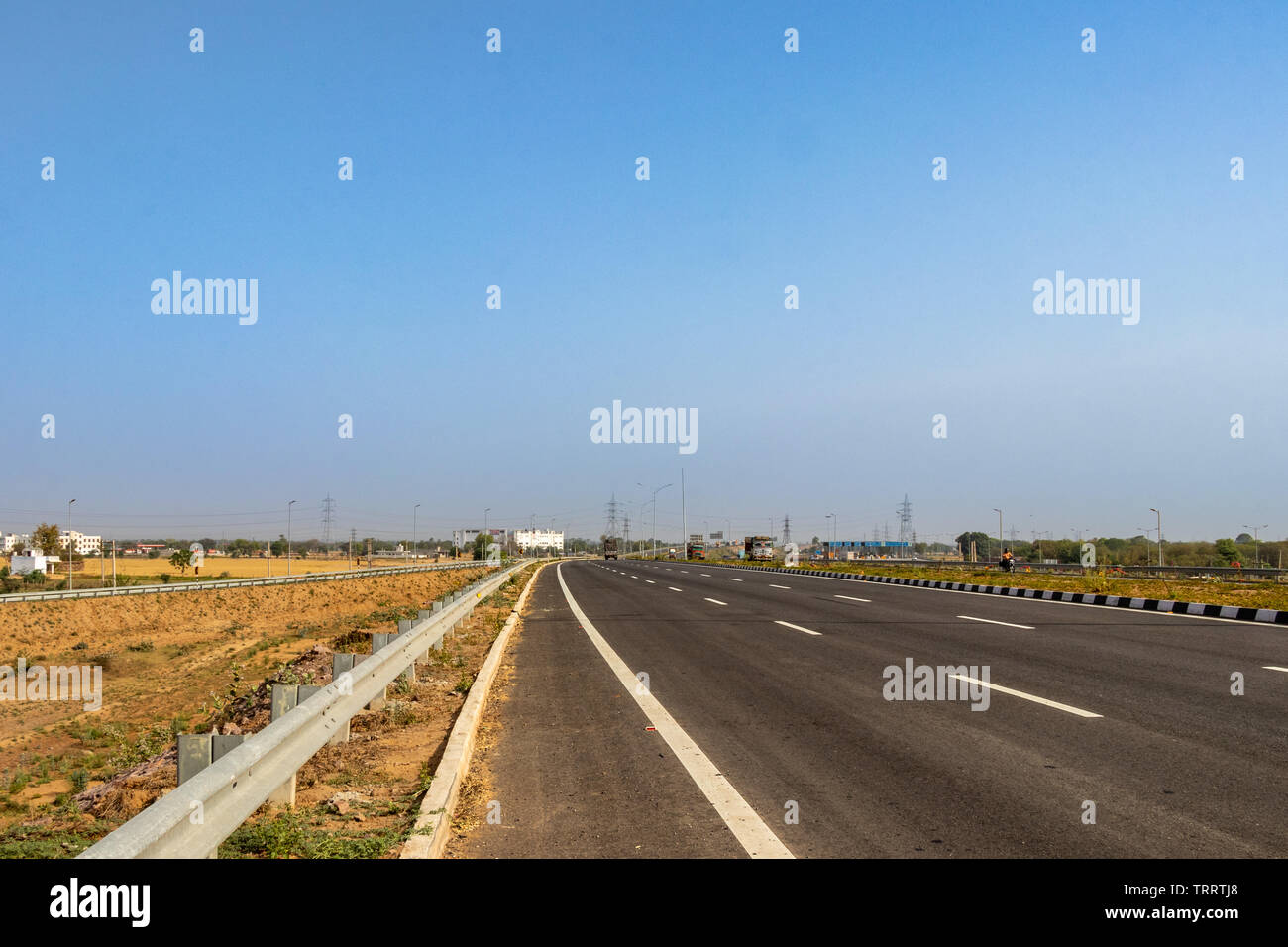 La autopista Carretera en día soleado Foto de stock