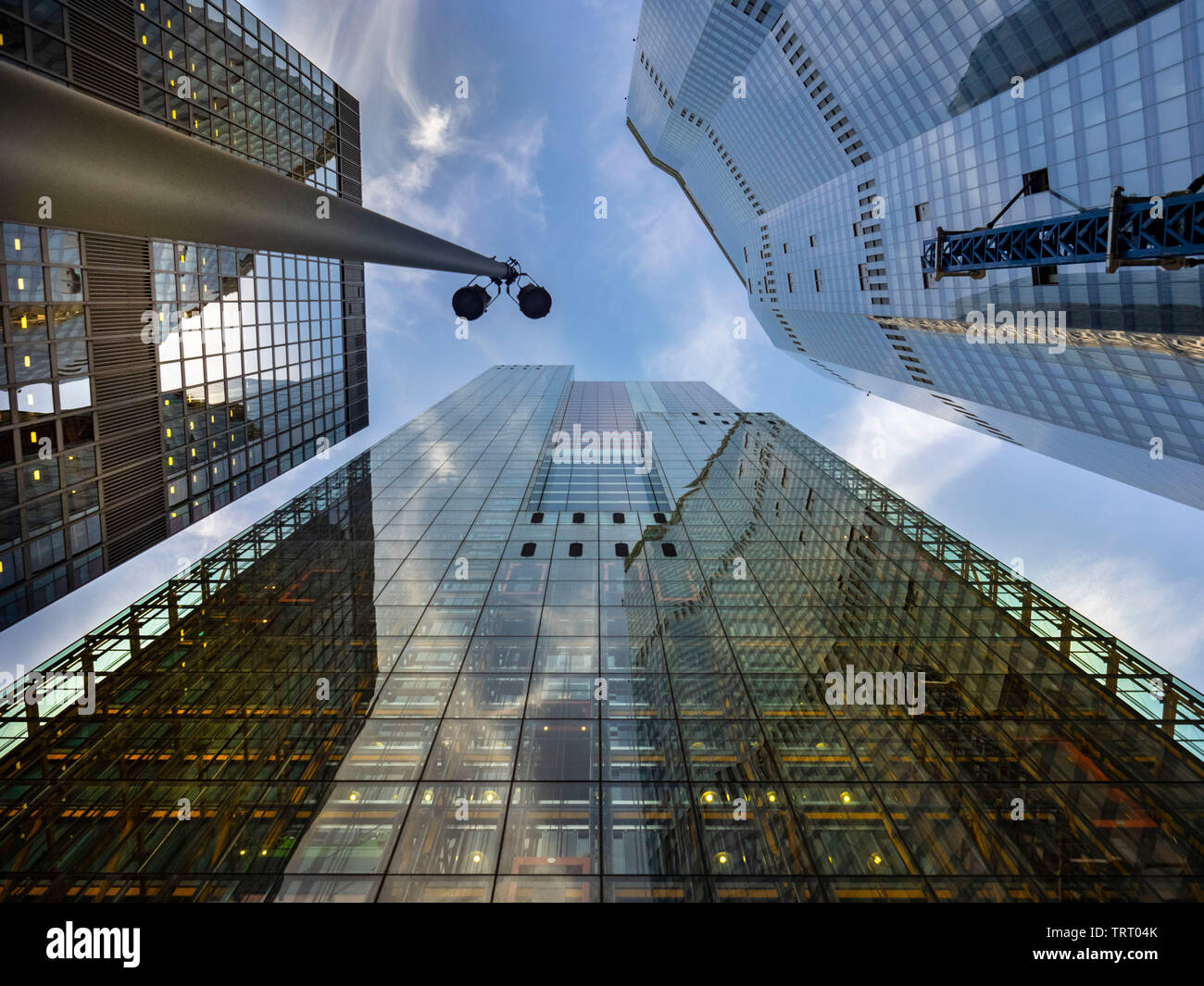 Skycrapers en la 'City' de Londres, uno de los principales centros de las finanzas mundiales en estudios prospectivos desde abajo. Foto de stock