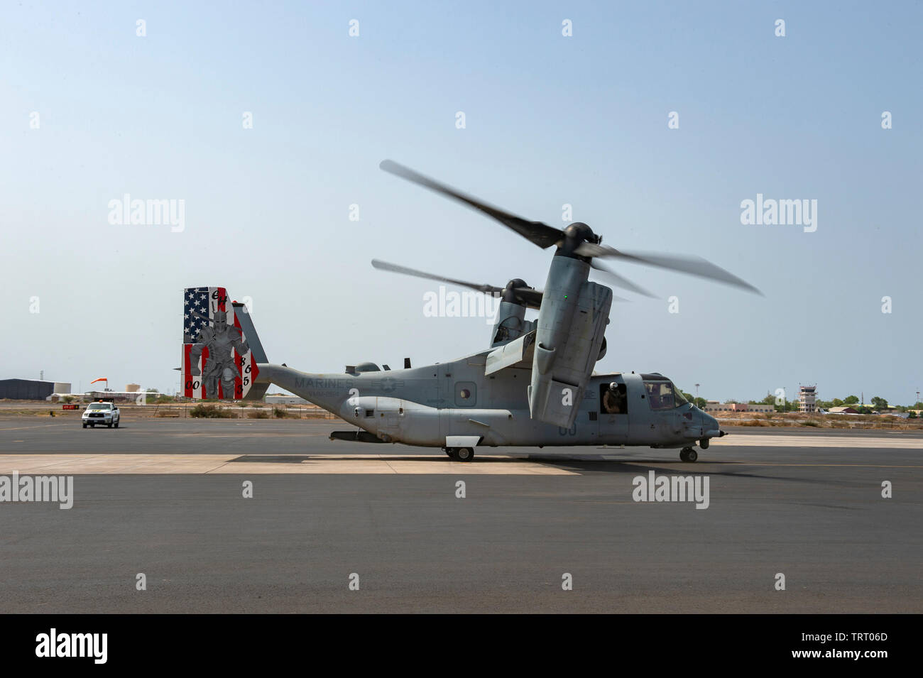 Un Cuerpo de Marines de EE.UU MV-22B Osprey con medio marino Tiltrotor Squadron (VMM) 264 (reforzado), Aviones Marine Group (MAG) 26, 2nd Marine de alas de avión (MAW), 22ª Unidad Expedicionaria de los Infantes de Marina (MEU) conectado a la San Antonio clase dock buque anfibio de transporte USS Arlington (LPD 24) llega a la línea de vuelo antes de la transferencia de pasajeros en Camp Lemonnier, Djibouti, 7 de junio de 2019. Camp Lemonnier es una orilla enfocada desde el punto de vista operacional que permite la instalación de EE.UU., aliados y socios de las fuerzas de la nación para ser cuando y donde sean necesarios para garantizar la seguridad y la estabilidad en Europa, África y Suroeste A Foto de stock
