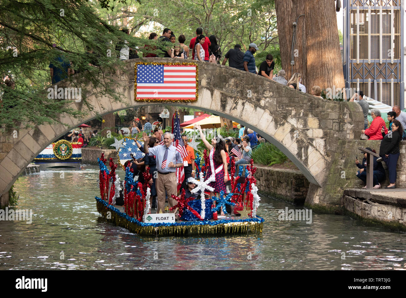 El desfile anual de servicios a veteranos teniendo lugar a lo largo del Paseo del Río en San Antonio, Texas, EE.UU. Foto de stock