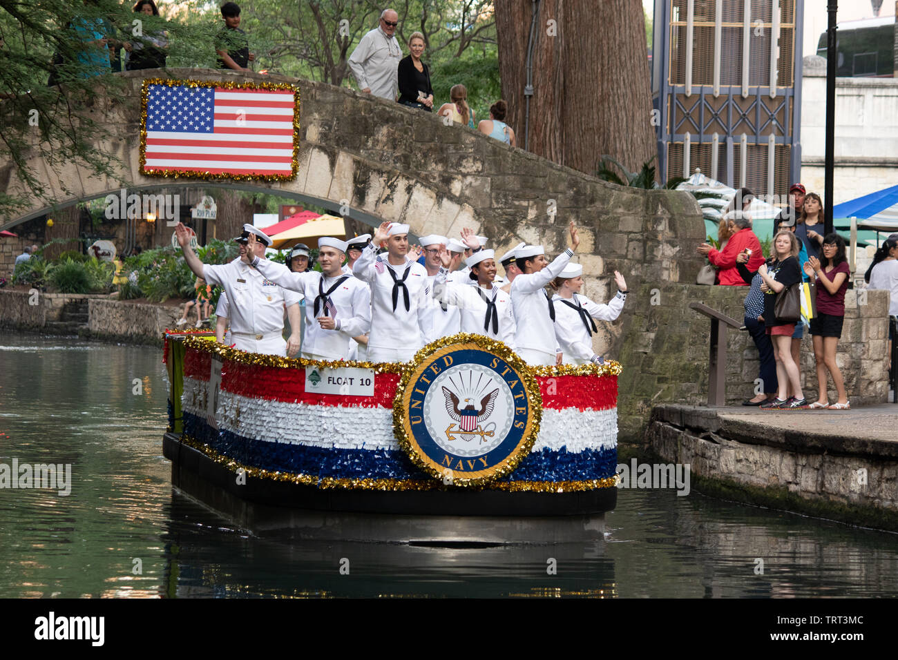 El desfile anual de servicios a veteranos teniendo lugar a lo largo del Paseo del Río en San Antonio, Texas, EE.UU. Foto de stock