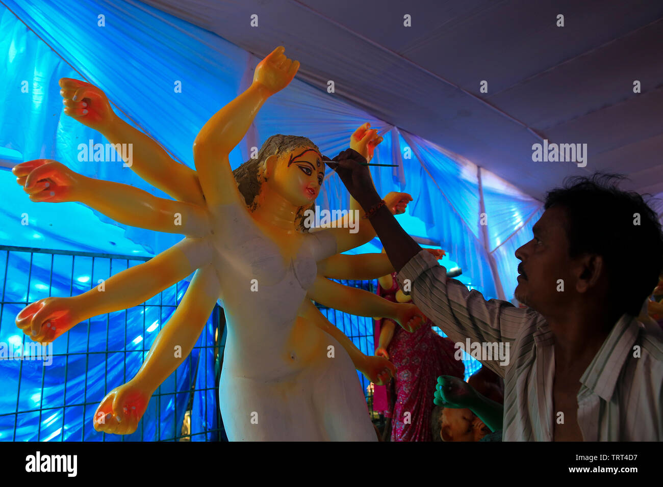 Arcilla haciendo ídolo de la diosa hindú Durga en el viejo Dhaka, Bangladesh. Foto de stock