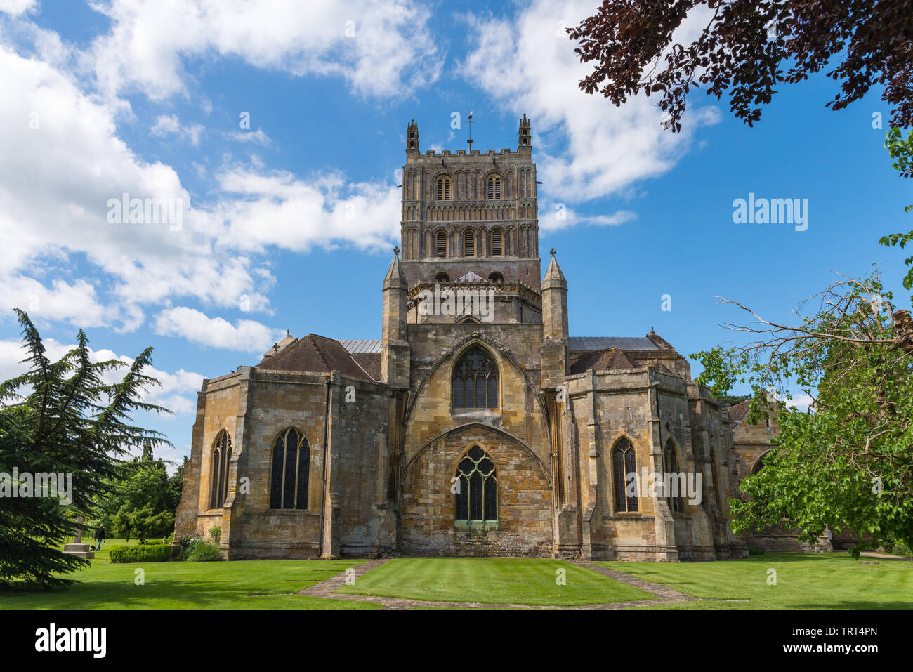 La Abadía de Tewkesbury, Gloucestershire, que tiene un edificio normando y torre románica Foto de stock